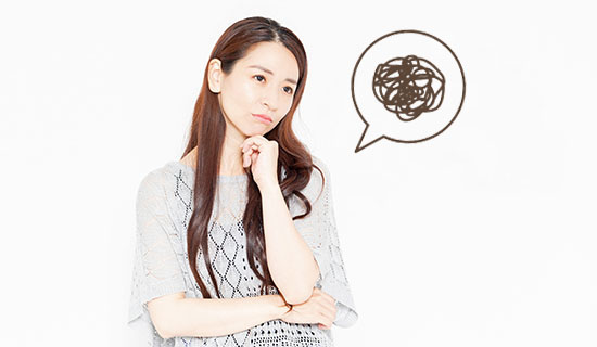 模型を使って説明している歯科衛生士