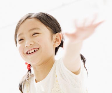 笑顔で手を振る女の子