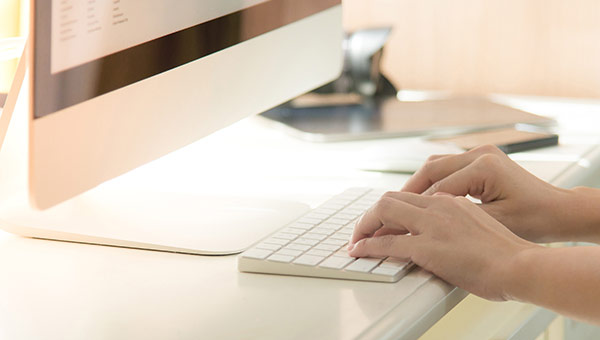 パソコンで作業する様子