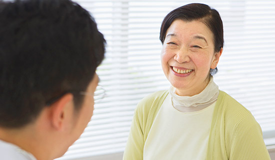 説明を受けている笑顔の女性