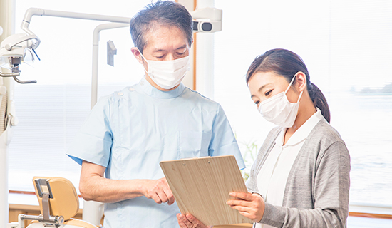 笑顔の医師一人と看護師二人