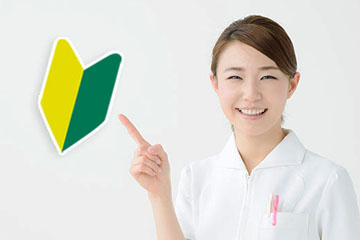 初めて来院の方へ説明する女性